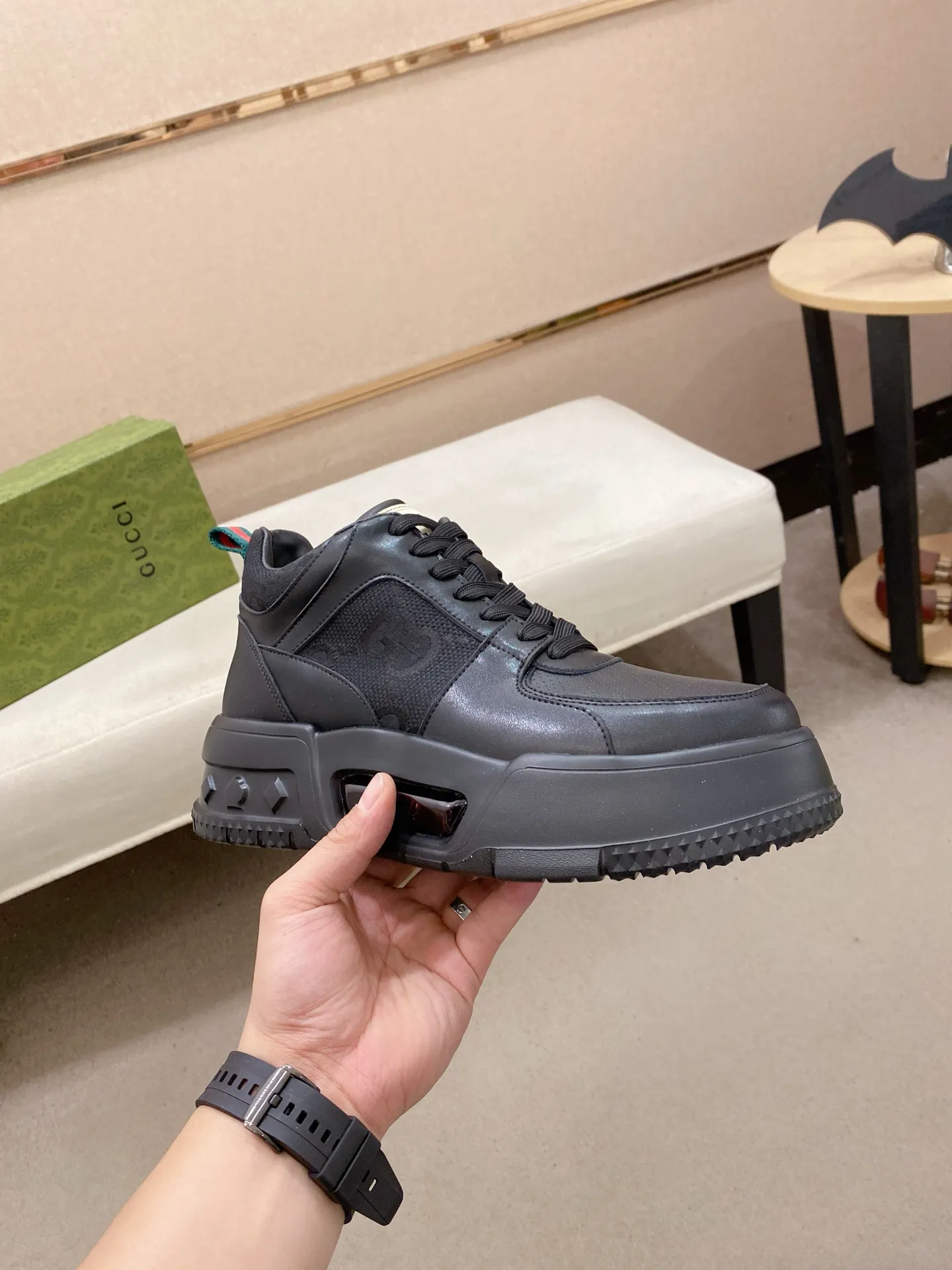 Factory price: 442💰 (GUCCI) The latest model from the official website🎁🎁Casual and fashionable men's shoes👟, hot style💥The style is simple and elegant, exclusive for trendy men. Unique official website's latest brand elements👑original Gucci decoration, fashionable and generous, the fabric is original cowhide ✅sheepskin lining, the official website specifies wear-resistant casual outsole, the classic model is taken in kind at the counter🎬38-44 (can be customized for 45 non-refundable)
